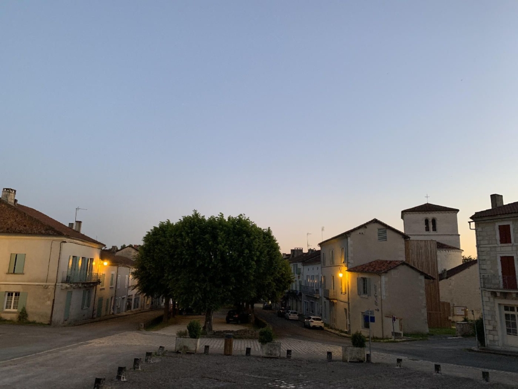 village, accès parking